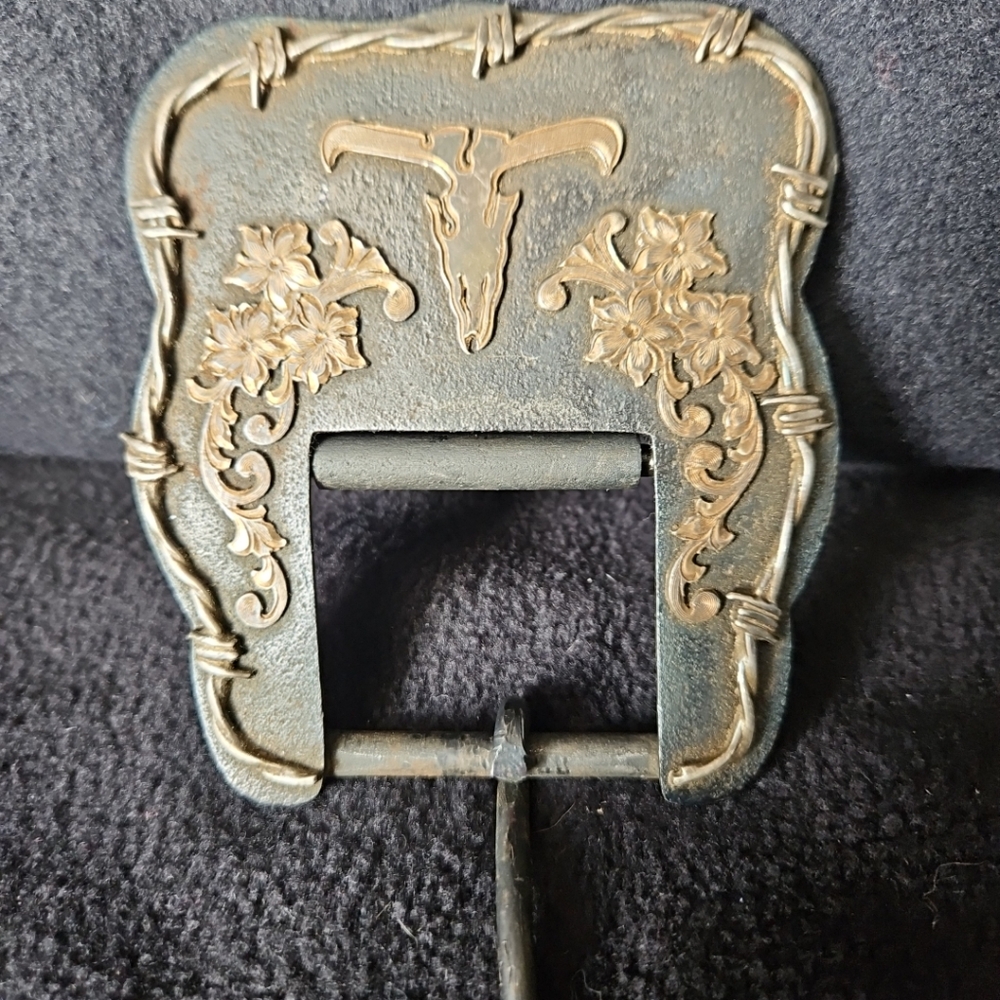 Buckle Steerhead Barbwire design fits 1 in. Steel 2 1/2 length.